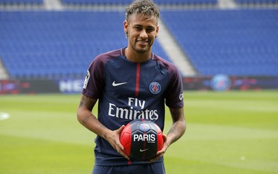 壹电竞焦点-勒诺尔芒赛后与球迷互动超有爱